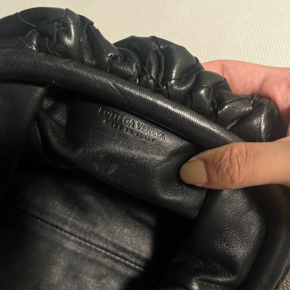 Bottega Veneta Intrecciato-woven mini pouch in black - Picture 5 of 8